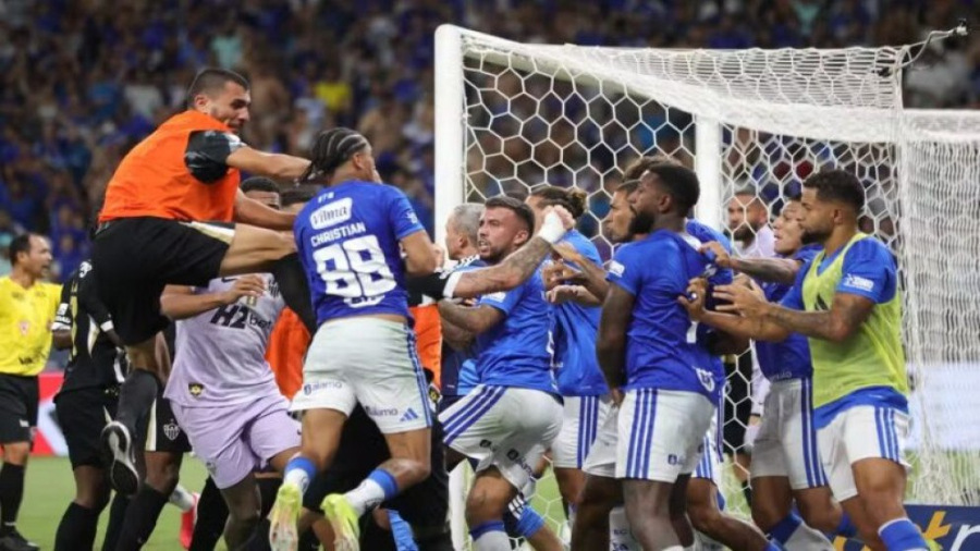 بعد طرد الحكم 23 لاعبا.. موقعة