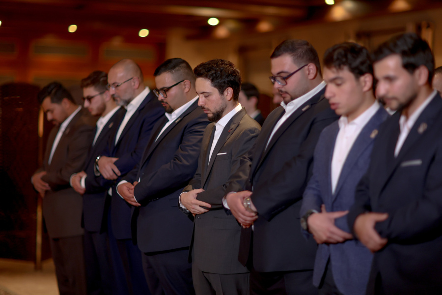 ولي العهد يلتقي مجموعة من شباب