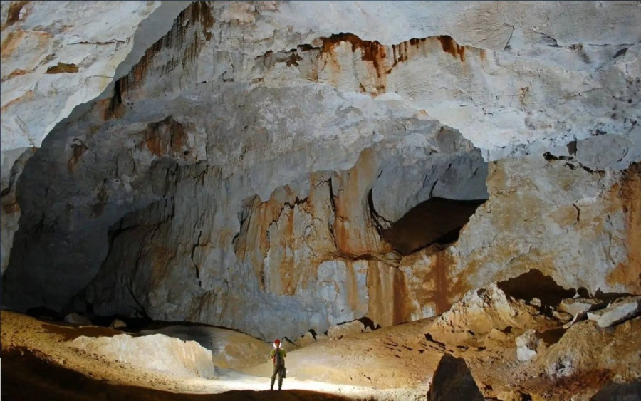 كيف وثقت الكهوف تاريخ الأمطار والحياة؟