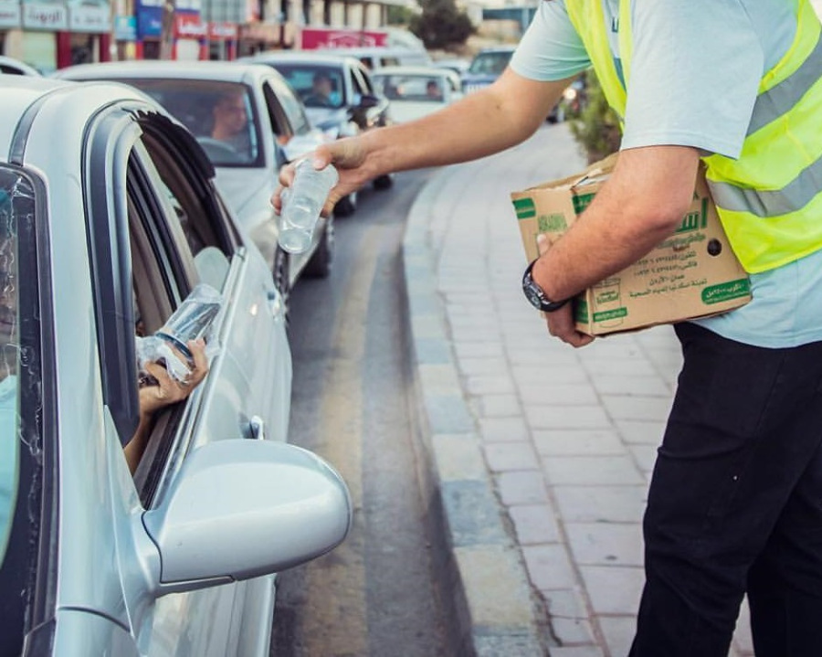 قبل أذان المغرب بدقائق.. متطوعون يسابقون
