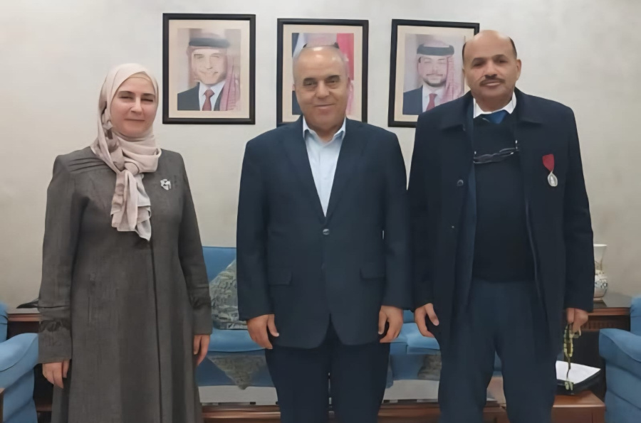 العرقان يتبرع بمدرستين على نفقته في