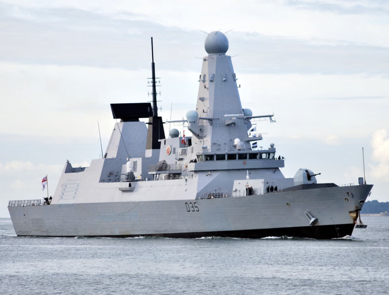 المدمرة البريطانية إتش إم إس دراغون