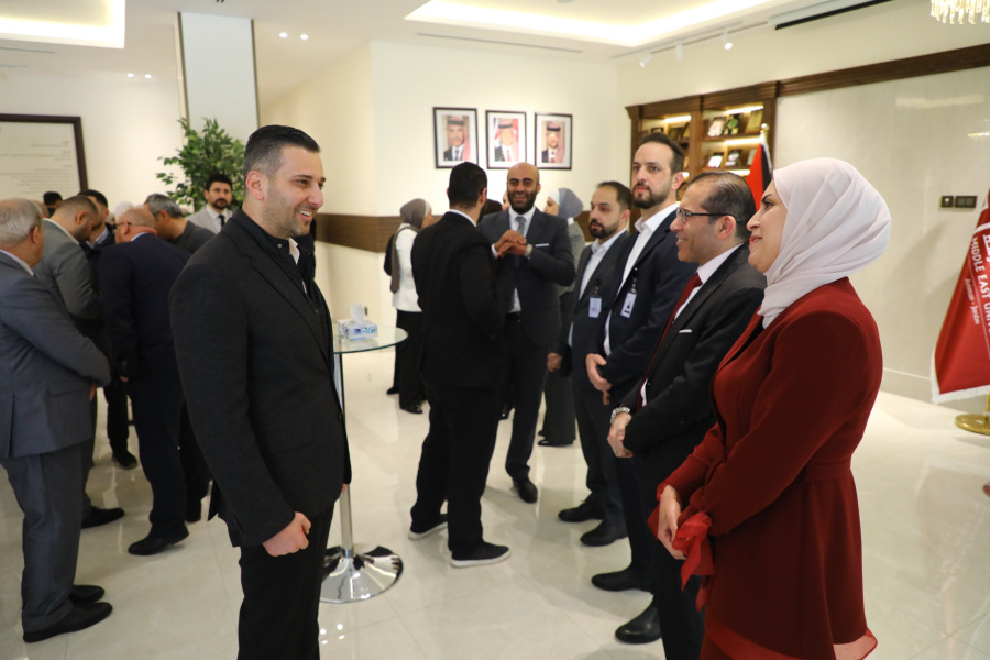 أسرة جامعة الشرق الأوسط تتبادل التهاني
