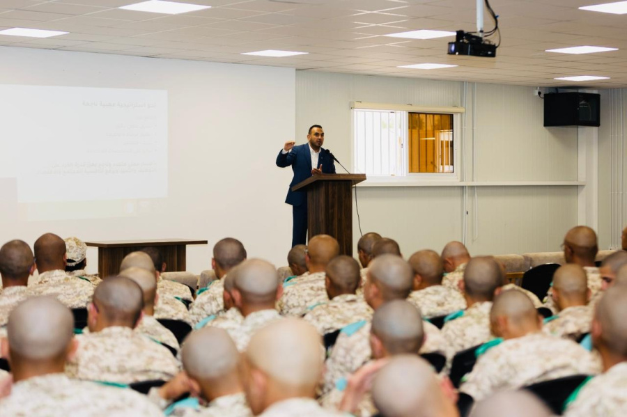 وزارة العمل تنفذ محاضرات توعوية للمشاركين