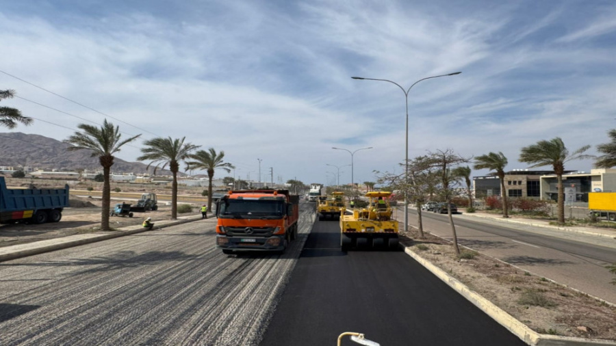 الأشغال تباشر أعمال صيانة لمدخل مدينة