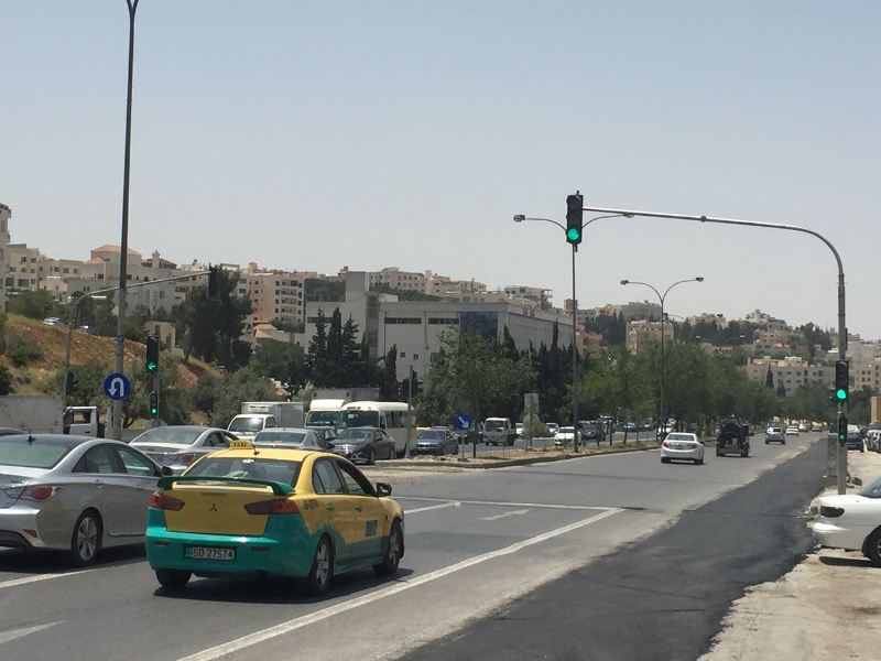 تحويلات مرورية لتركيب جسر مشاة في