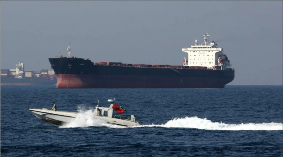 ترامب يحذّر إيران من فرض رسوم