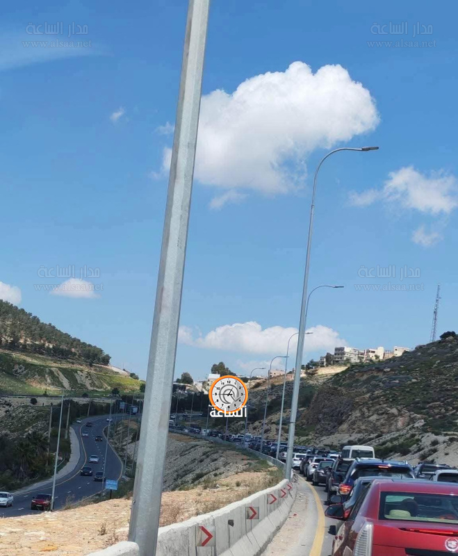 حركة مرورية كثيفة على طريق عمان