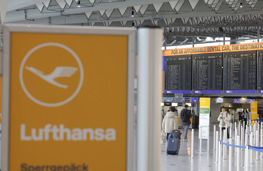 إلغاء مئات الرحلات في كبرى مطارات