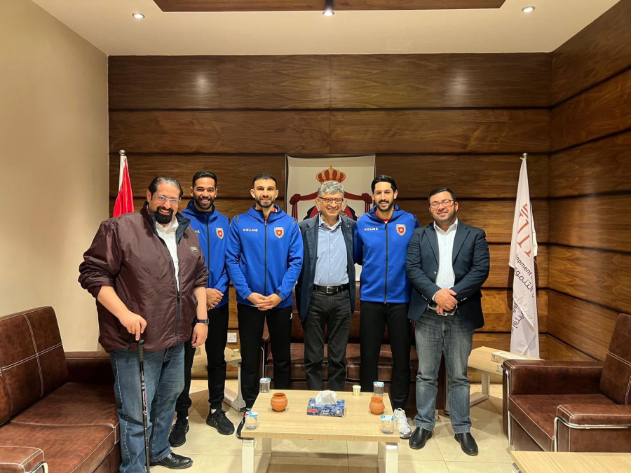 نجوم المنتخب الوطني لكرة القدم يقودون