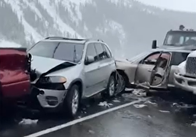 شمل 70 مركبة.. حادث تصادم ضخم