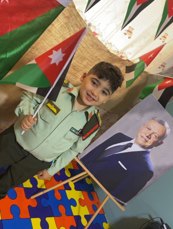 الطفل جورج حتر يحتفل بطريقته الخاصة