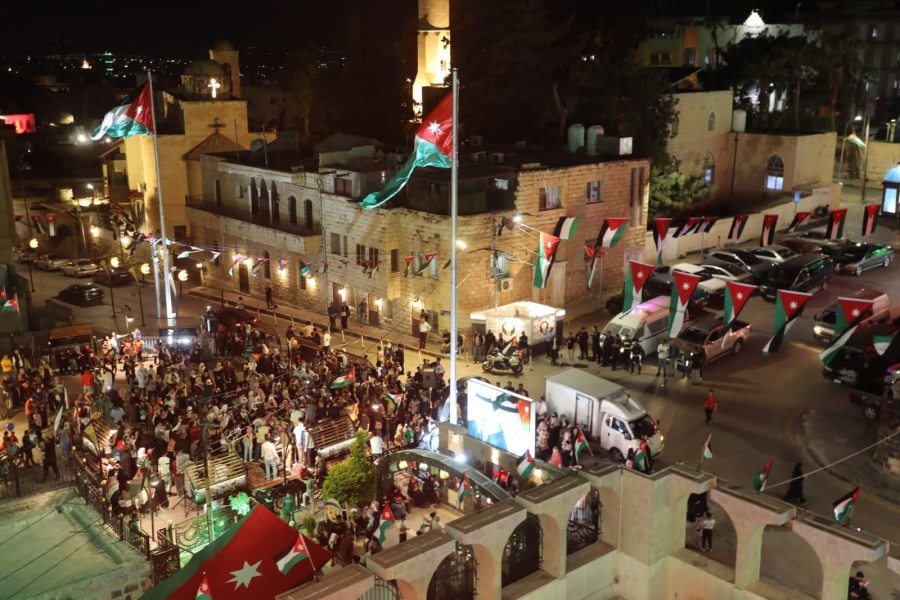 تل إربد يتوشح بالأعلام الأردنية في