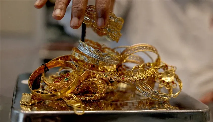 الذهب يتراجع وسط ارتفاع الدولار مع