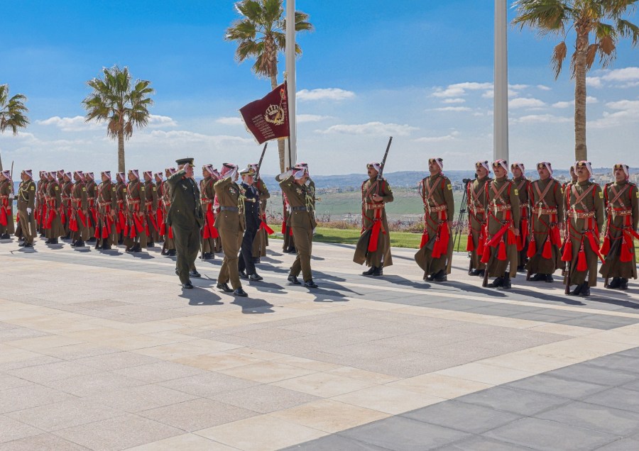 الحنيطي يستقبل رئيس هيئة أركان الدفاع