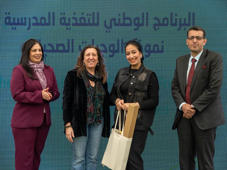 طالبة من اعلام الزرقاء تفوز بجائزة