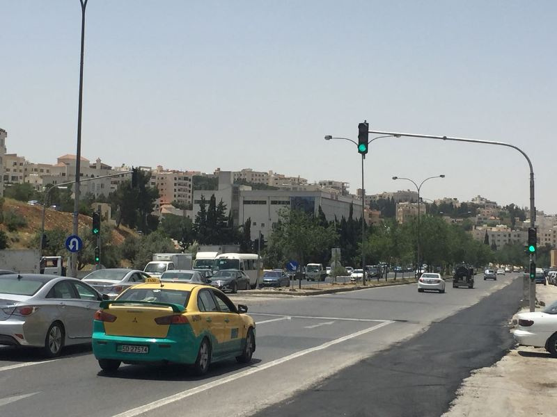 الأمانة: تحويلات مرورية لتركيب جسر مشاة