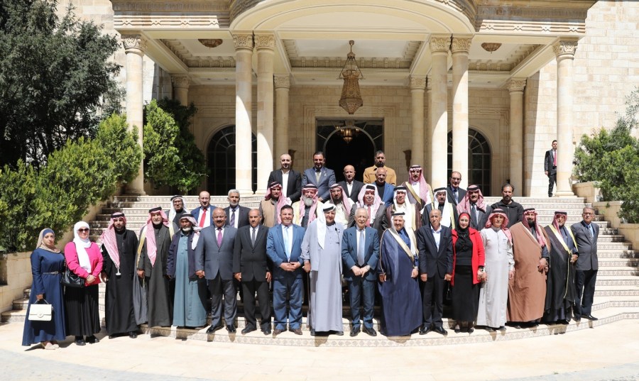 رئيس الديوان الملكي يلتقي وفدا من