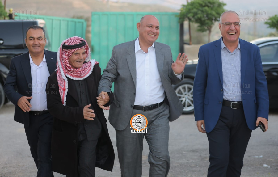 شيوخ ونواب وأعيان يجتمعون في منزل