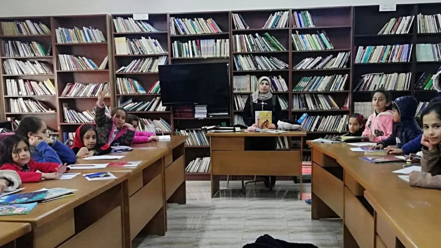 معلمة تحول مبادرة تطوعية إلى مكتبة