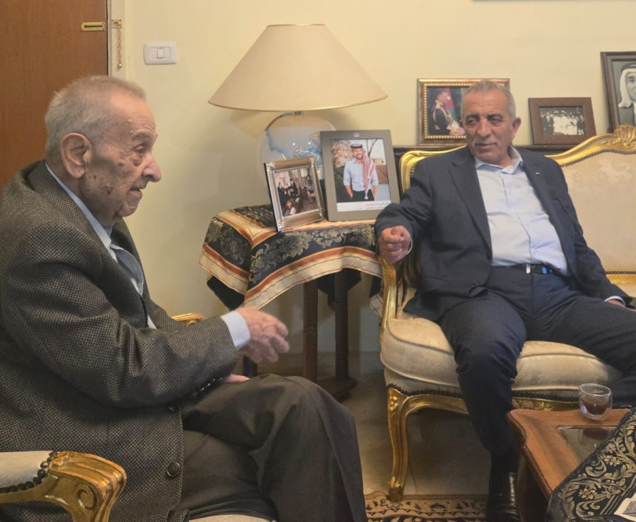 الشاعر حيدر محمود يغادر المستشفى.. والوزير