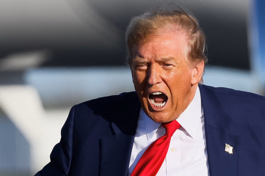 ترامب ينهي لقاء تلفزيونيا بغضب: لست