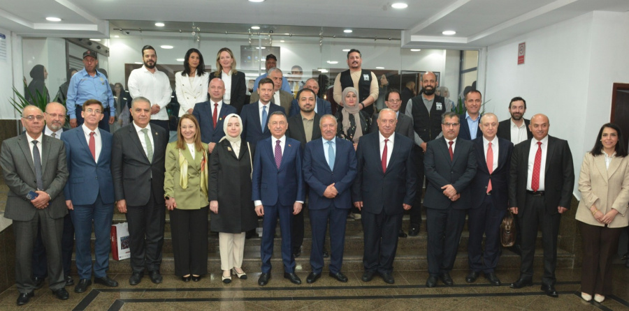 طلبة جامعة البترا يحاورون نائب الرئيس