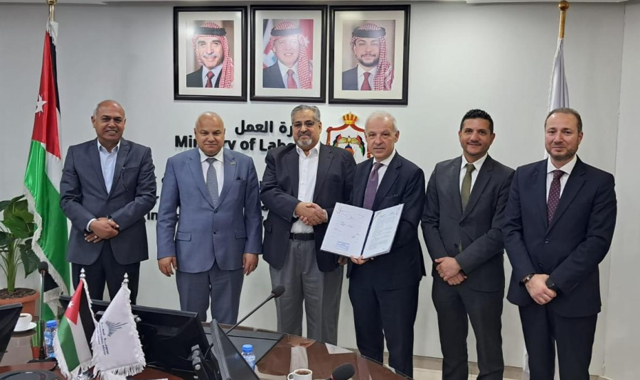 توقيع عقد عمل جماعي لتحسين المزايا