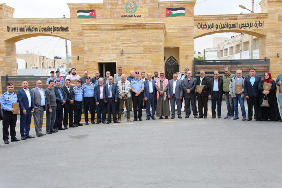 الأمن الأردني يكرّم سائقين متميزين.. تقديرا