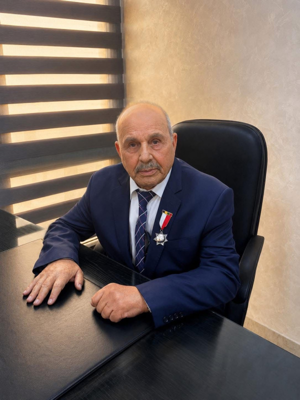 وسام الهلال الأردني للدكتور متروك العون