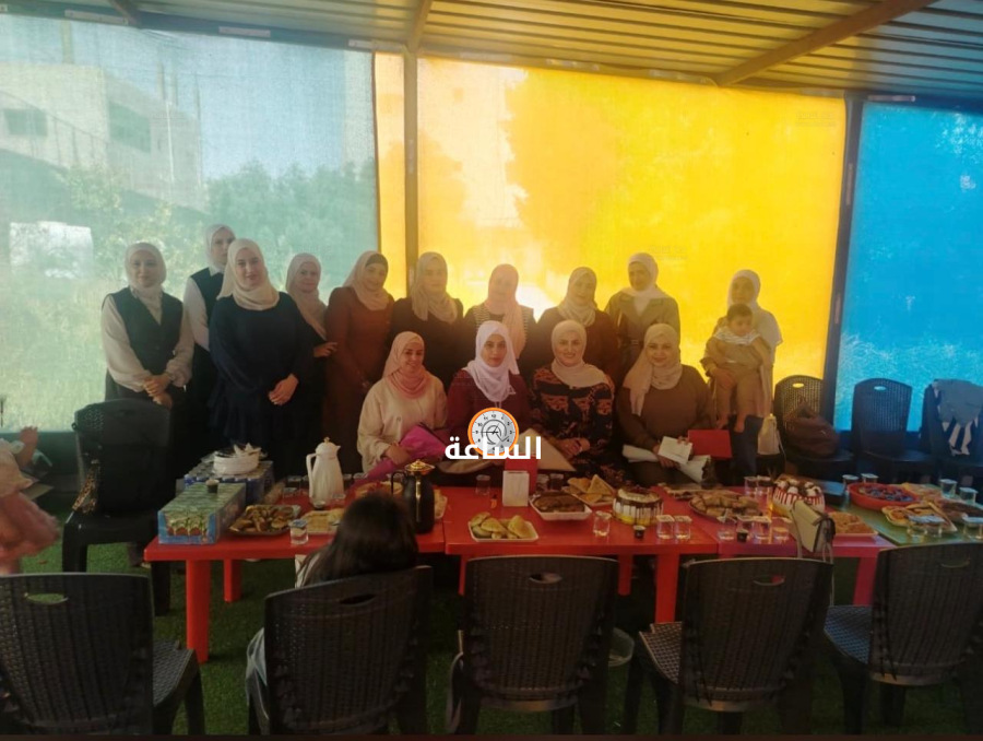 أولياء أمور يكرمون معلمات هذه المدرسة