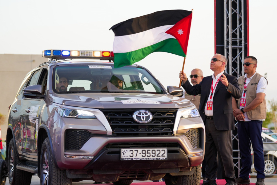 الأمير فيصل يعطي شارة الانطلاق لرالي