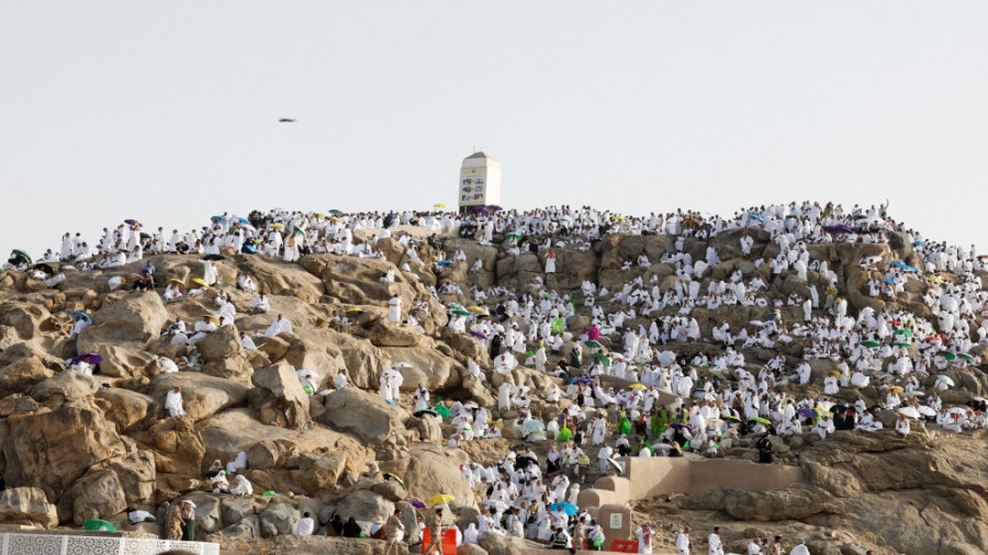 السعودية تدعو الحجاج للبقاء بمخيماتهم بعرفات