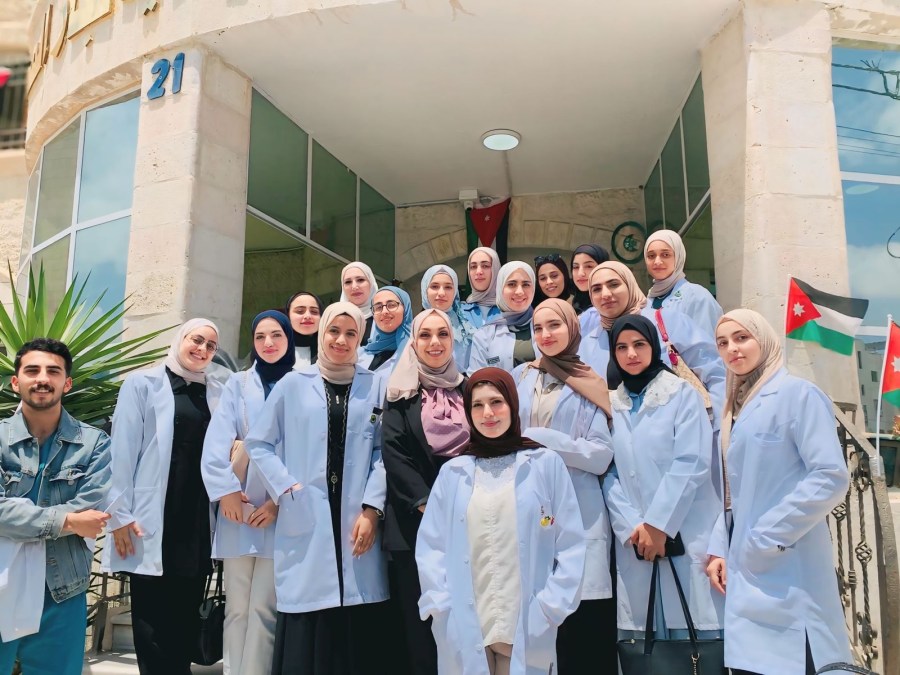 جامعة الزرقاء تنظم زيارة إلى مركز