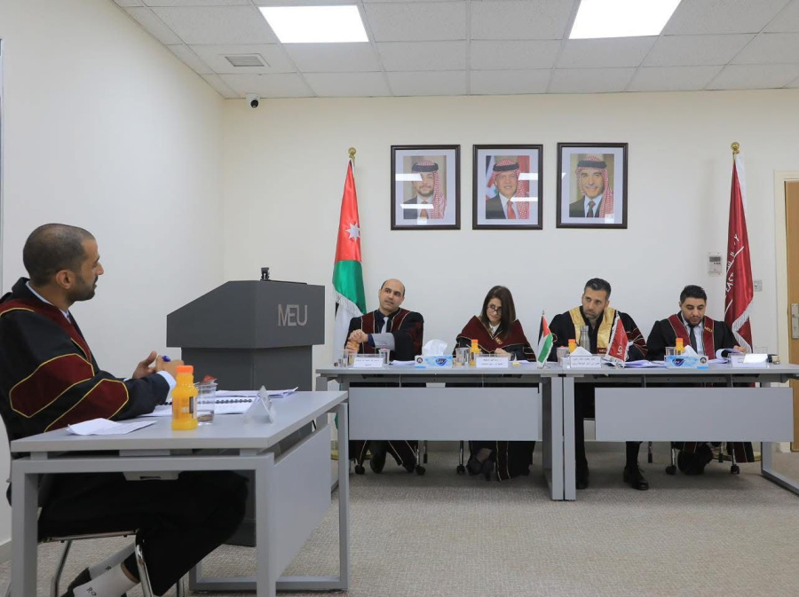 الباحث مالك ينال الماجستير في إدارة