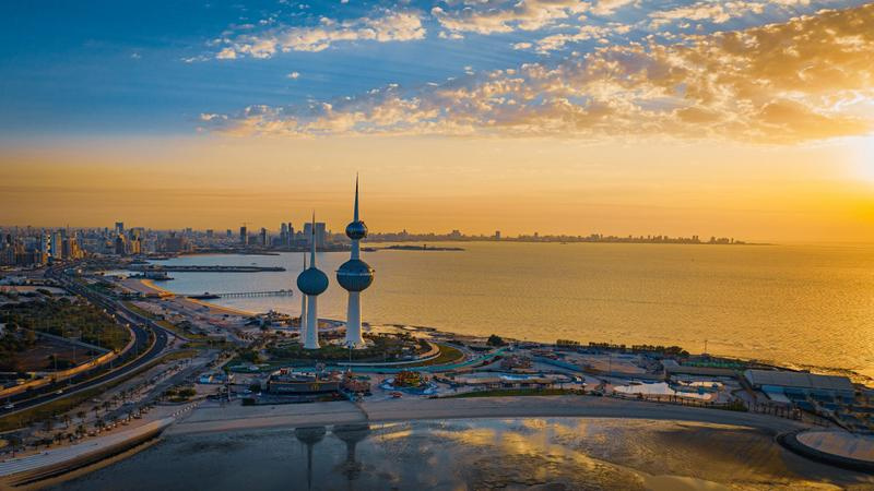 إصابات وأضرار بمطار الكويت بعد استهدافه