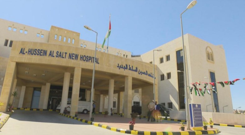 بلدية السلط تفتتح دوارين بمحيط مستشفى