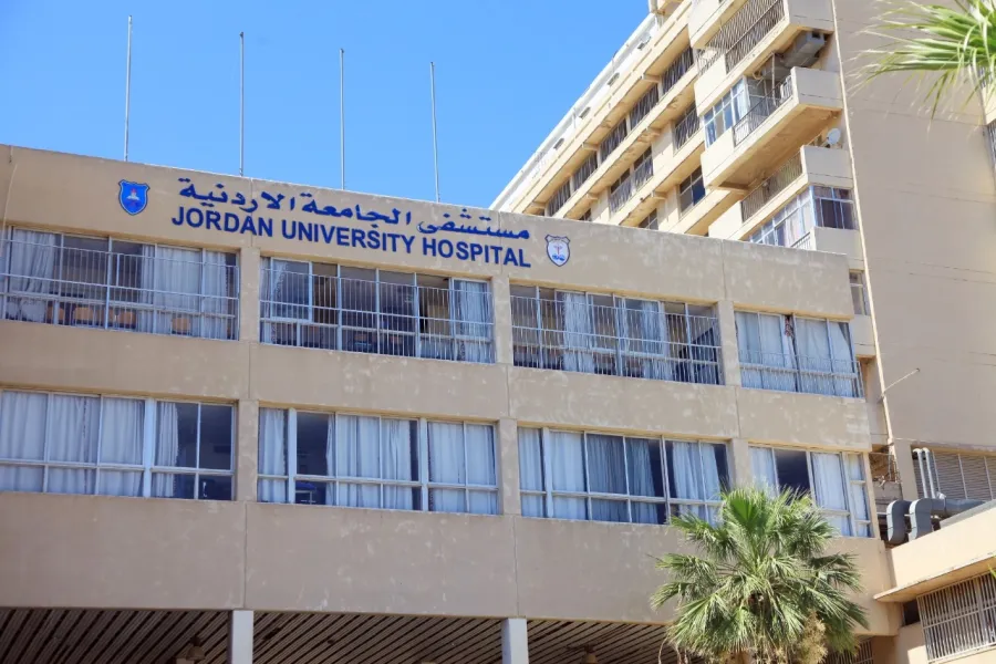 مستشفى الجامعة يعلق العمل في عيادات