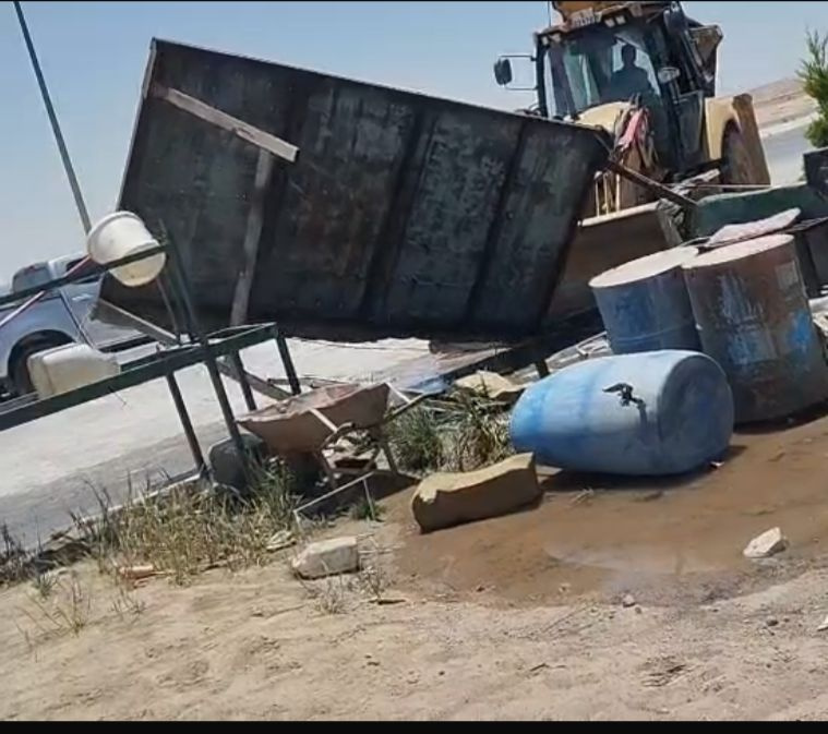ضبط مرشات مياه على الطريق الصحراوي