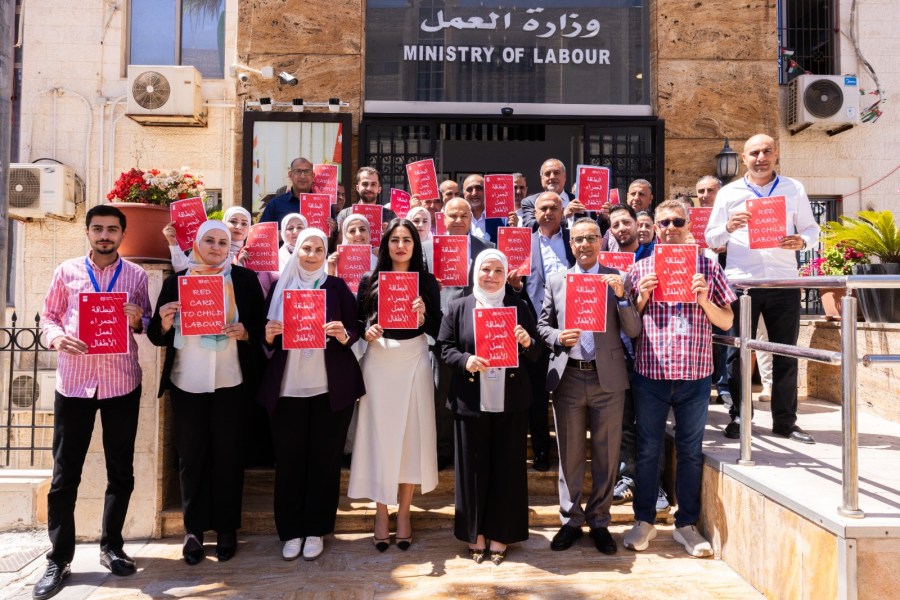 وزارة العمل ترفع البطاقة الحمراء لعمل