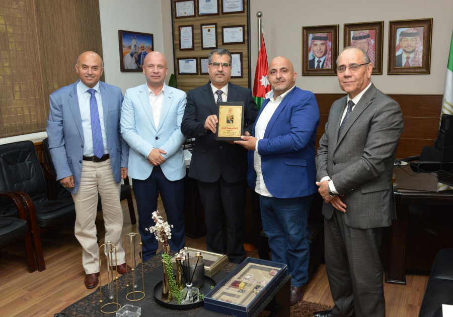 رئيس جامعة البترا يكرم الصحفي عبيدة