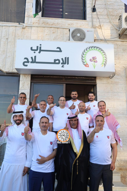 أعضاء المكتب السياسي لحزب الإصلاح يرتدون