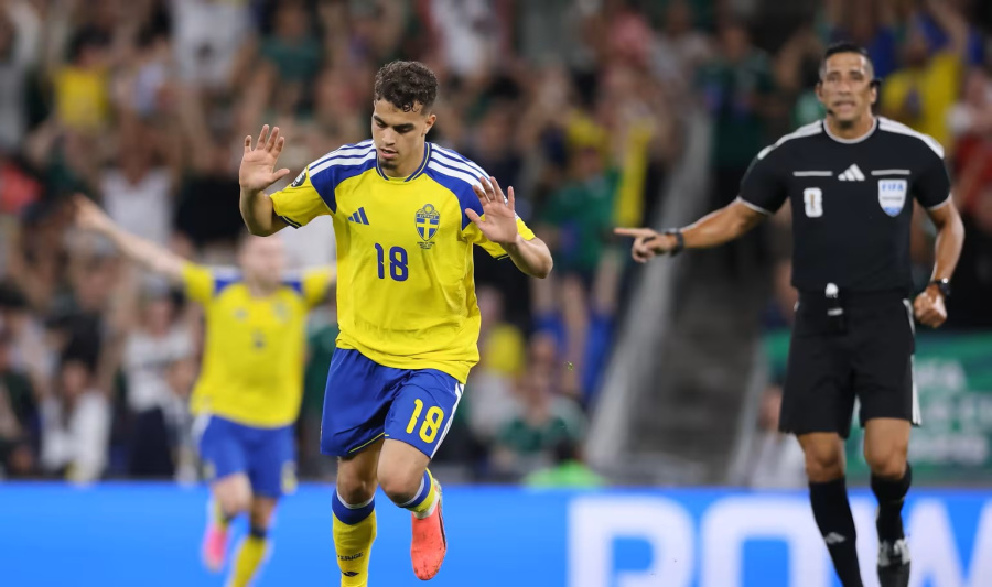 لاعب السويد العياري في لحظة عاطفية