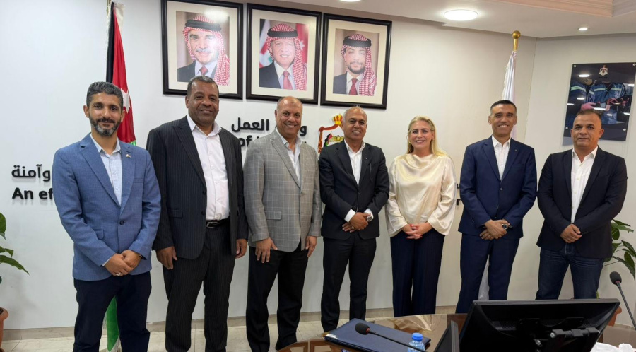 توقيع عقد عمل جماعي لتحسين المزايا