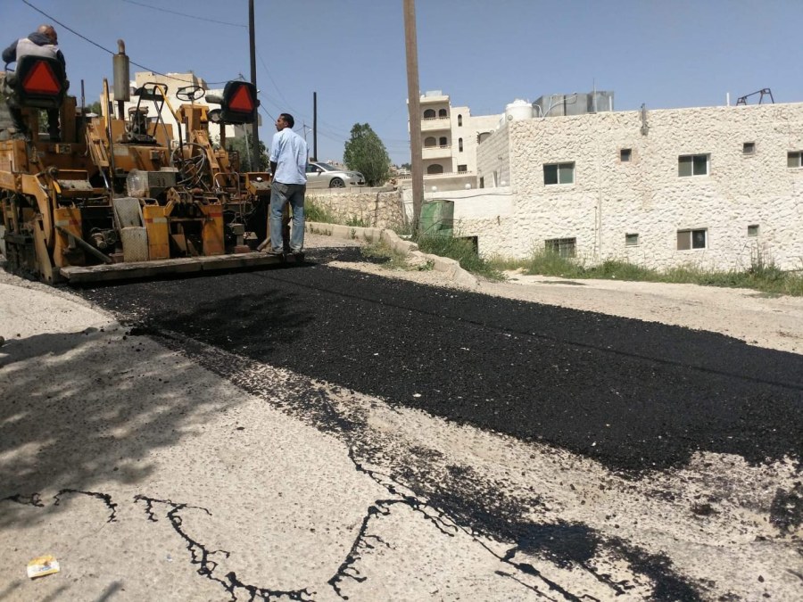 أمانة عمّان تباشر أعمال تعبيد ليلية