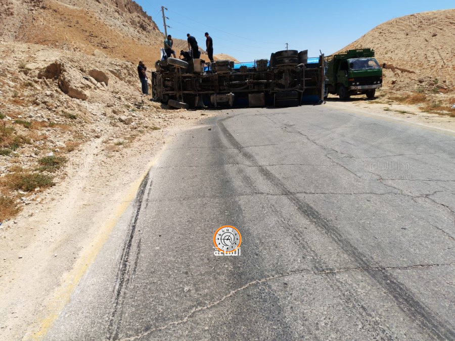 تدهور تنك مياه يغلق طريق الكرك