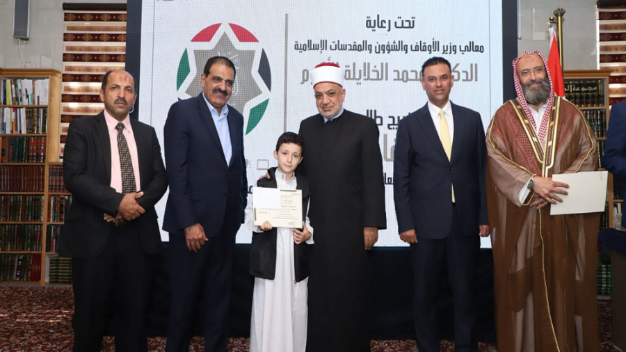 وزير الأوقاف يكرم أوائل خريجي مبادرة