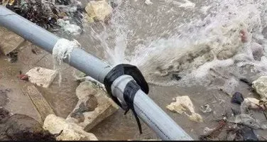 آليات مقاول خاص تكسر خط مياه