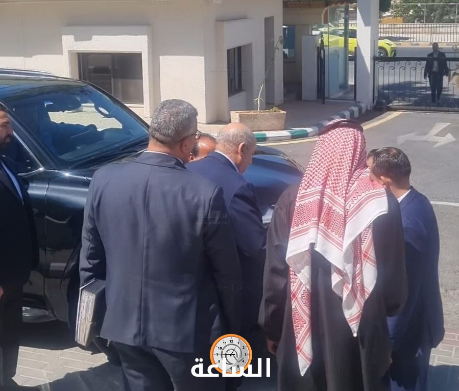 مازن القاضي يستقبل مراجعين أمام مجلس