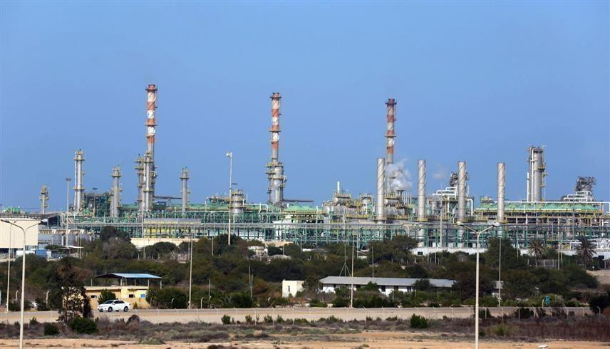 النفط يرتفع والذهب يتراجع بعد تجدد